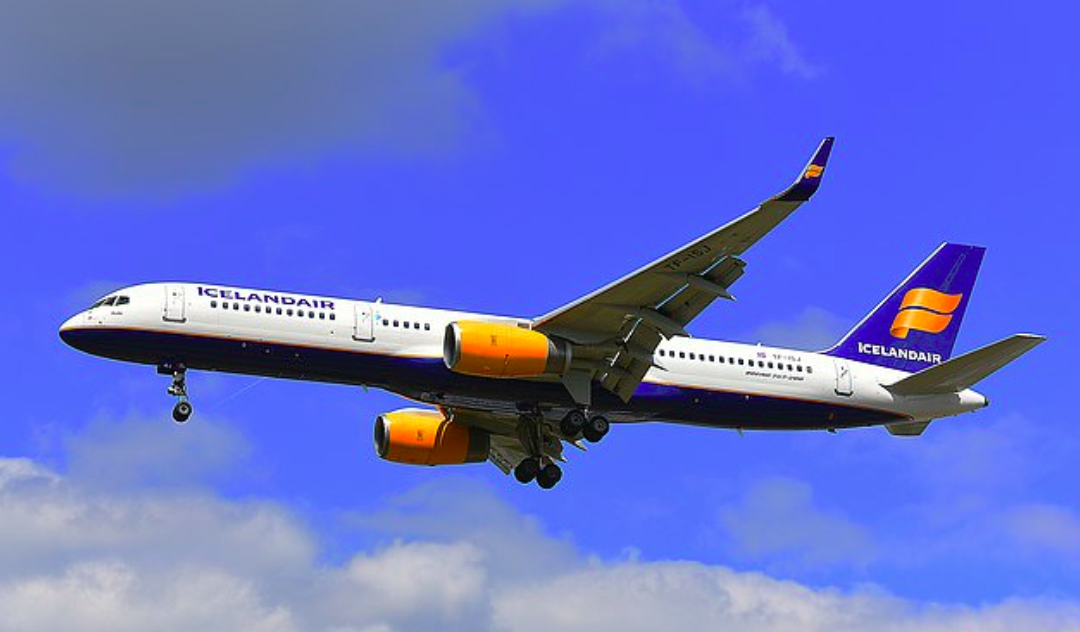 Kokpit camı kırılan uçak acil iniş yaptı!