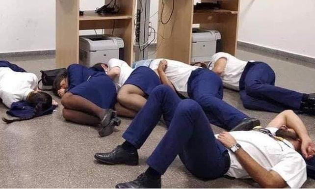 Ofiste yerde uyuyan kabin ekibi işten çıkartıldı