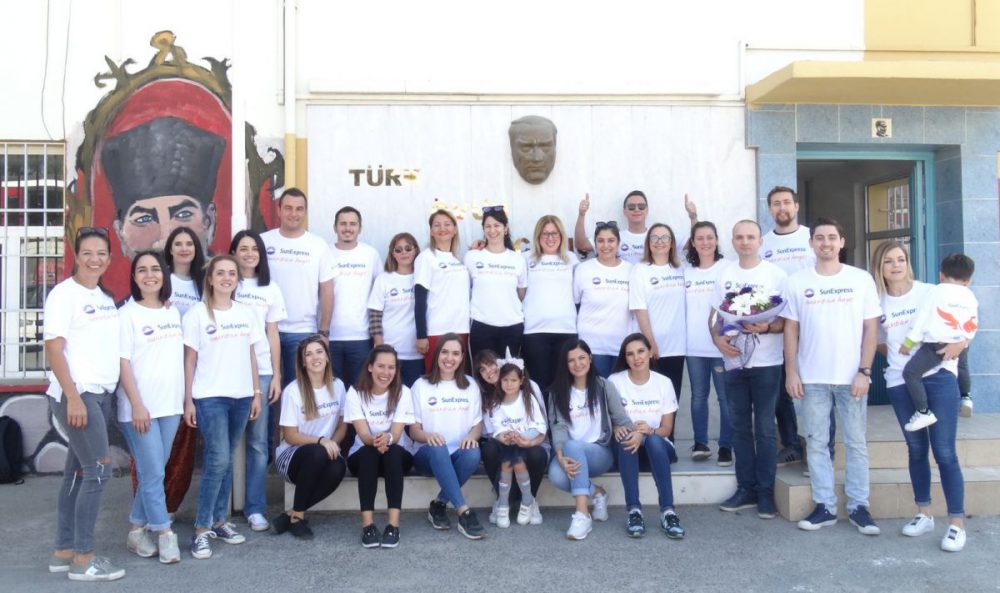 SunExpress’in yardım melekleri İzmir’de sınıfları boyadı