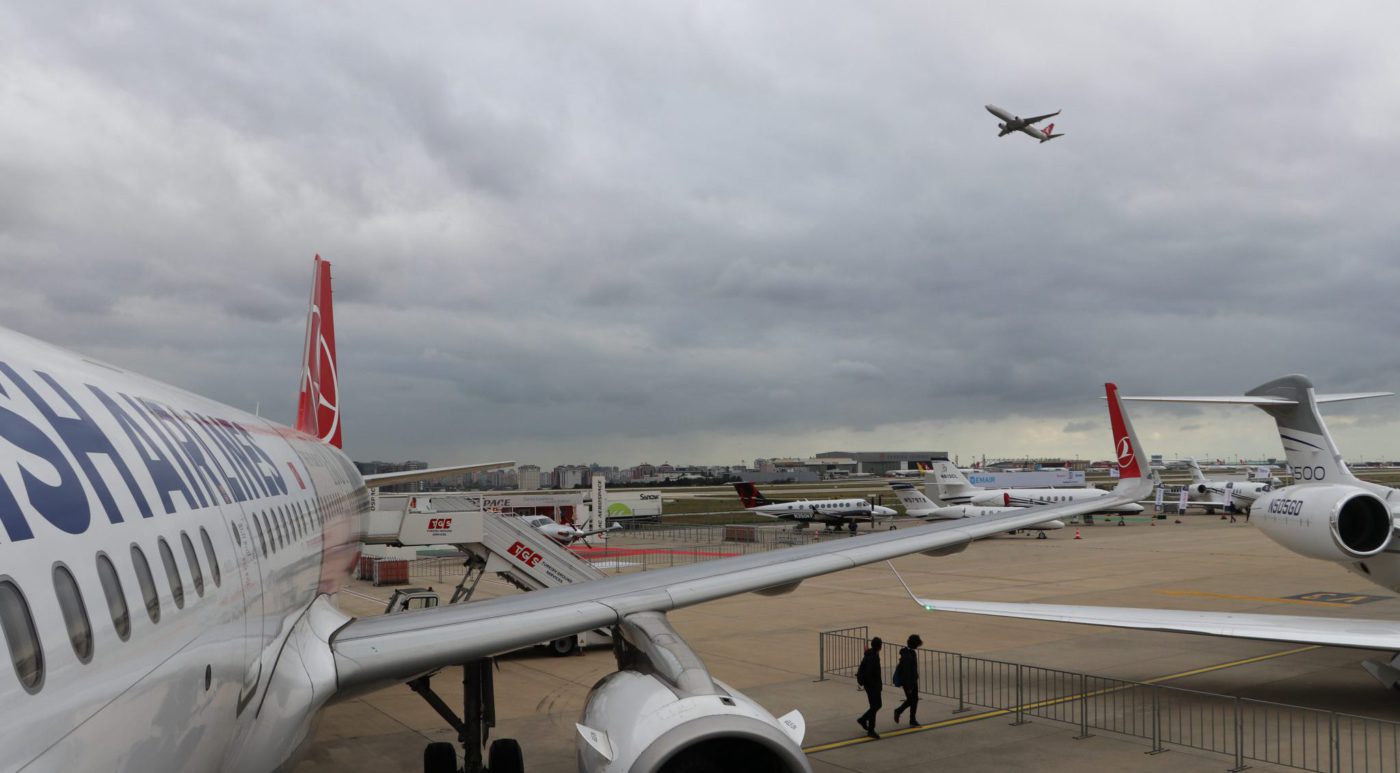 Biri park halindeyken diğeri havalanıyor