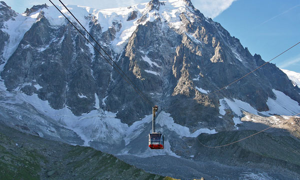 Bu teleferiğe binmek cesaret istiyor!
