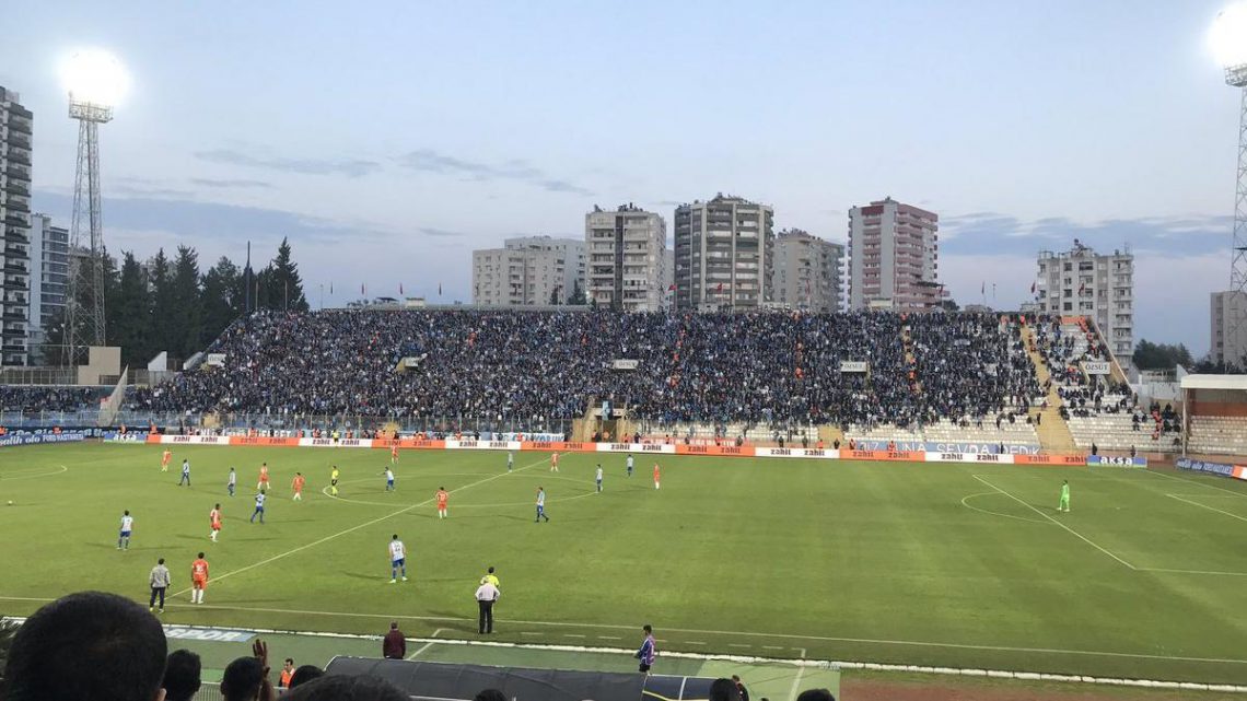 Adana Demirspor taraftarı, Adana derbisinde sahaya paraşütle indi!