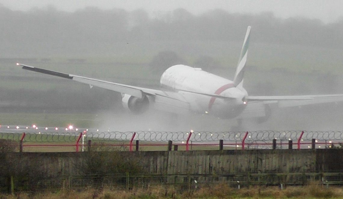 Emirates’in 777’sinden İngiltere’de zorlu iniş