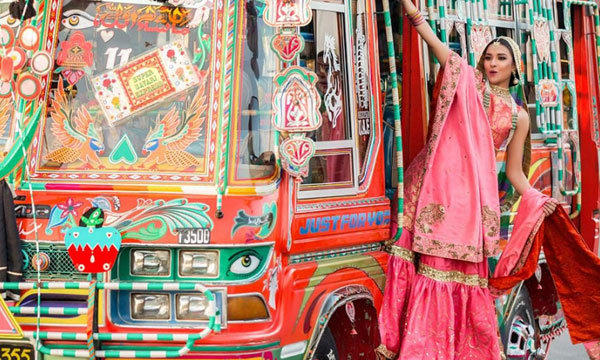 Uzaklarda yalnız kalmış bir şehir Pakistan…