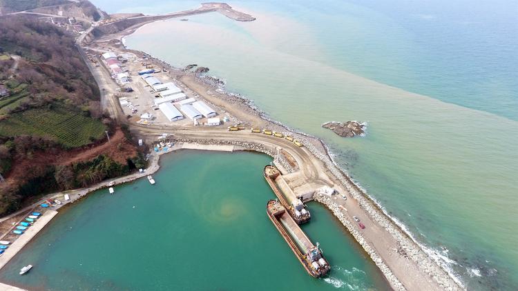 Rize-Artvin Havalimanı’nda deniz dolgusu sürüyor