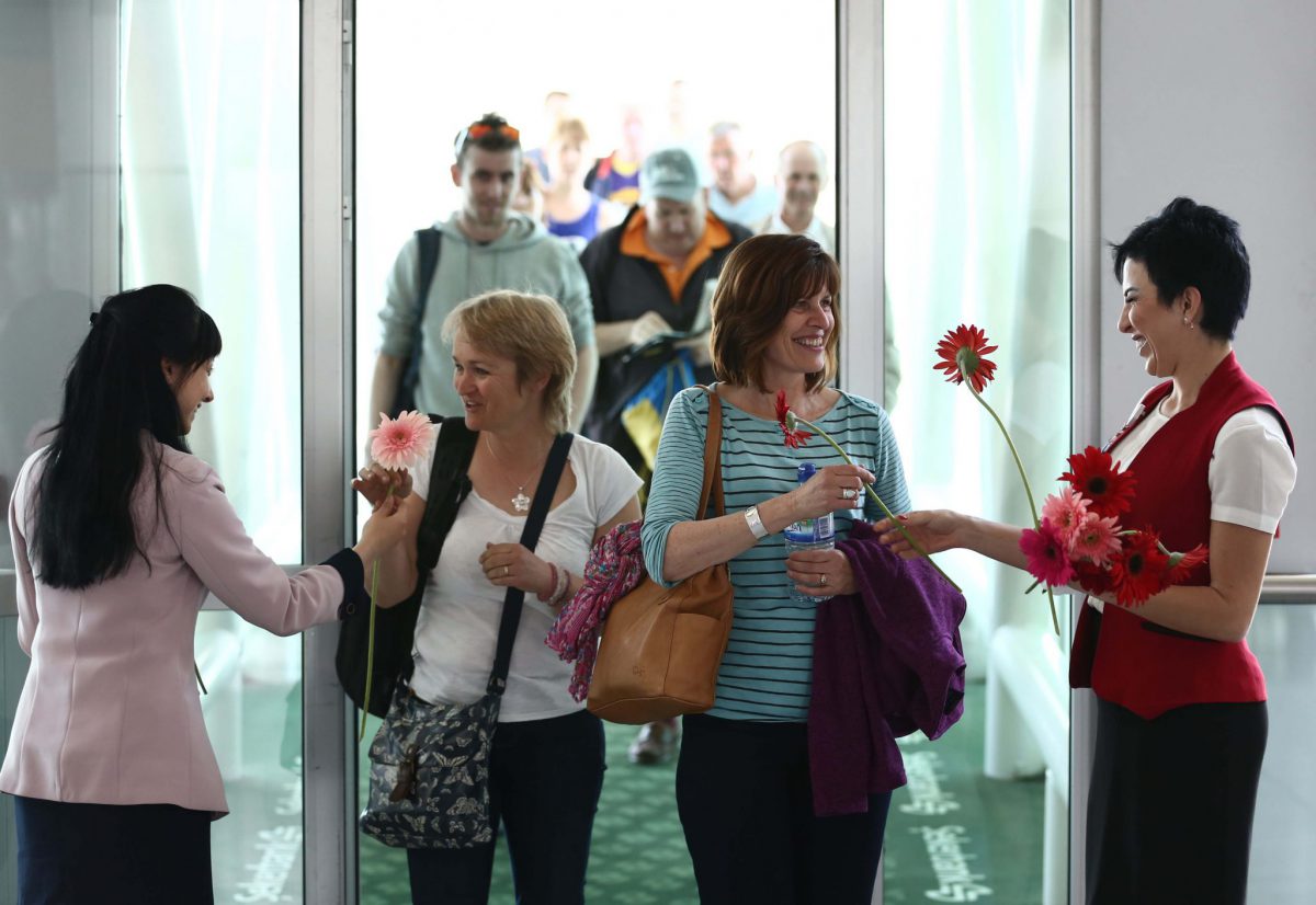 Havacılık sektörünün vazgeçilmezleri arasında yer alan yeni açılan hatlarda yolcular terminale girerken hoşgeldiniz manası taşıyan karanfil takdimi…