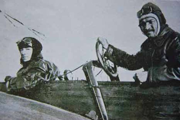 Uçan ilk Türk kadını Belkıs Şevket