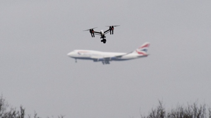 Drone nedeniyle Londra Gatwick’te uçuşlar durdu
