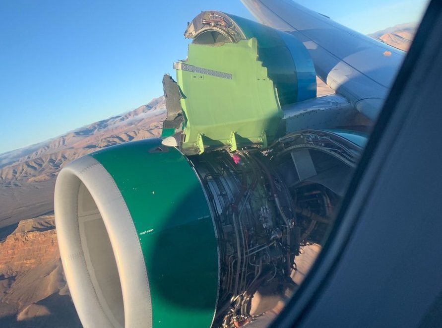 Uçağın motoru kalkışta parçalandı