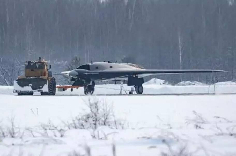 Rus insansız savaş uçağı “Avcı”nın yeni fotoğrafları yayınlandı