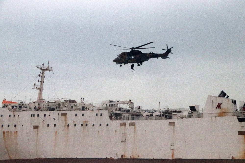 Karaya oturan gemiden helikopterle kurtarma operasyonu