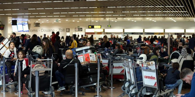 Grev nedeniyle çok sayıda uçuş iptal edildi