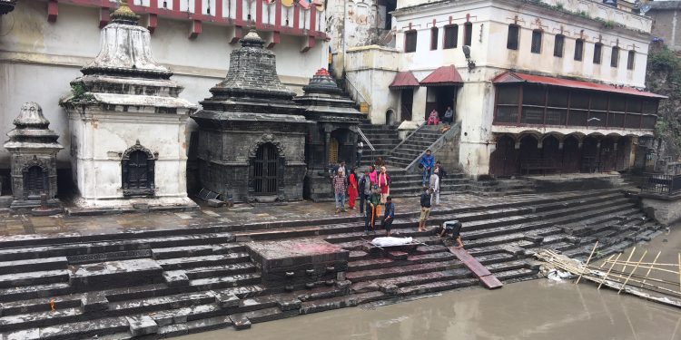 Katmandu ve ölü yakma törenleri