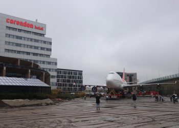 Dev jumbo jet otel bahçesinde