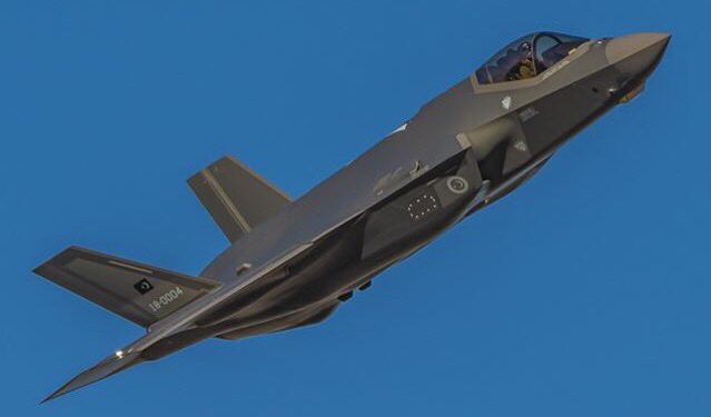 Uğur için uçak motoruna bozuk para atan yolcuya dava