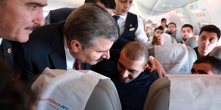 Uçakta rahatsızlanan yolcuya bakan müdahele etti