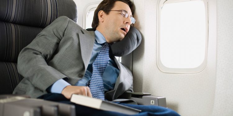 Uçakta iyi uyumak için neler yapmalıyız?