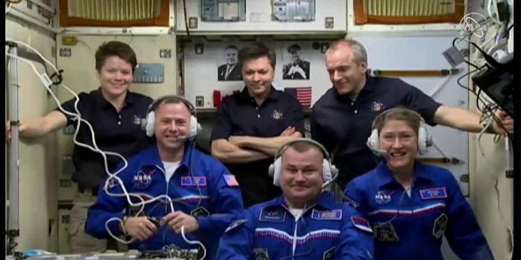 Yeni astronotlar uzay istasyonuna ulaştılar