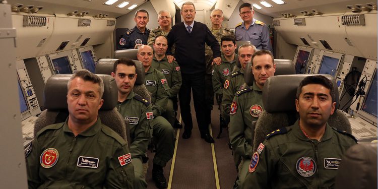 Hulusi Akar ve komutanlar ‘HİK’ uçağıyla görev uçuşunda