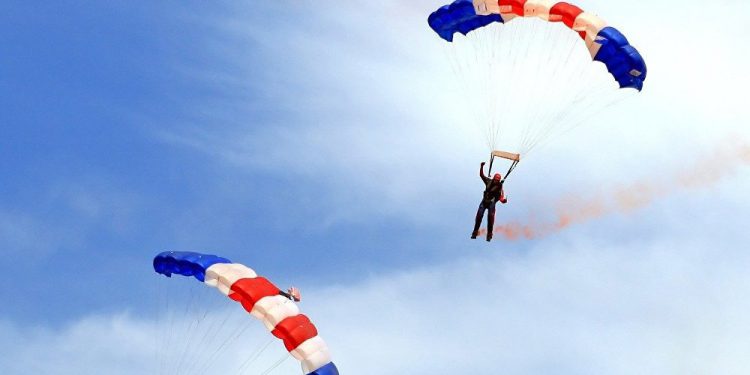 Eksi 23 derecede yarı çıplak paraşütle atladı