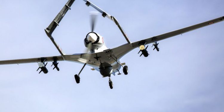 Poroşenko TB2’nin test uçuşunu yerinde izledi