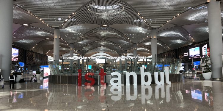 ‘İSTANBUL’ önünde fotoğraf için yarışıyorlar