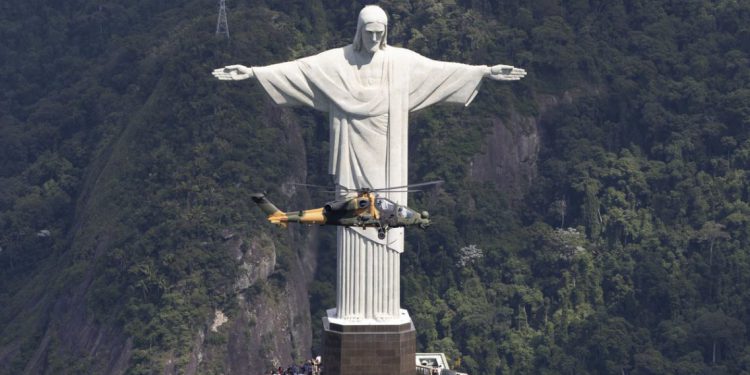 ATAK, Brezilyada Kurtarıcı İsa Heykeli’nin etrafından uçtu