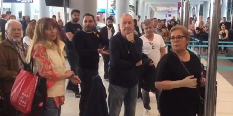 Uçak rötar yaptı, yolcu yer görevlisine hakaret etti