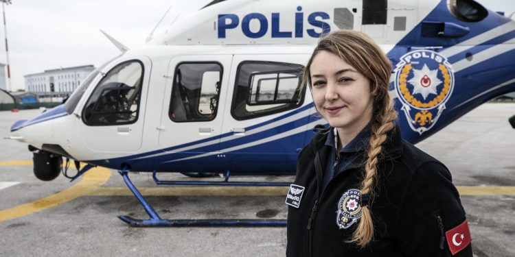 Polis helikopterinde ilk kadın pilot