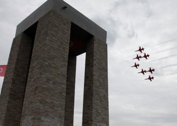 Türk Yıldızları Çanakkale şehitlerini selamladı!
