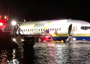 Boeing 737 pistte duramadı nehre girdi