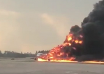 Rusya’da yanan yolcu uçağında 13 kişi hayatını kaybetti