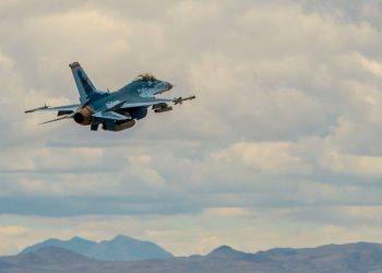 Su-57 renklerine boyanan F-16 böyle uçtu