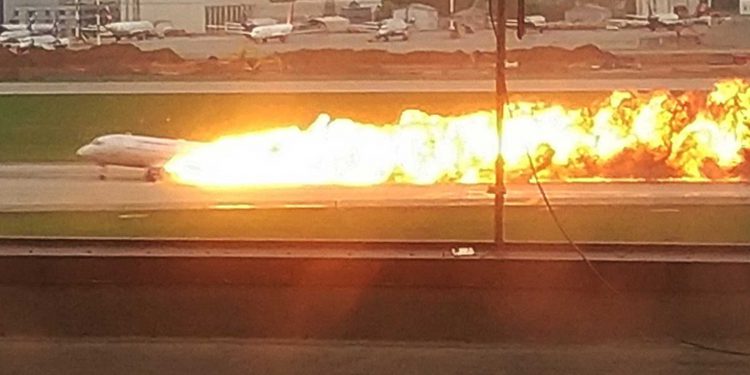 Pilot yanan uçağın içine döndü