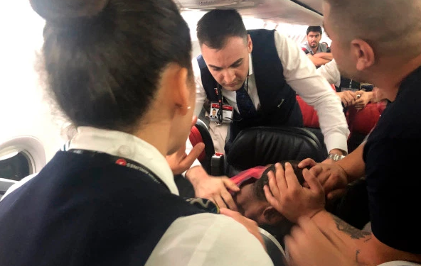 Sudanlı yolcu THY uçağında kokpite saldırdı