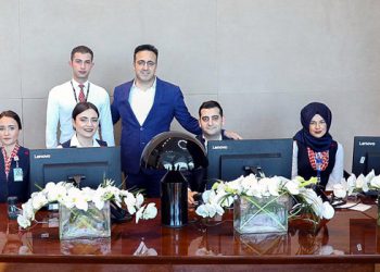 İlker Aycı İstanbul Havalimanı çalışanlarıyla bayramlaştı