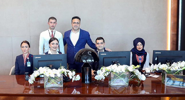 İlker Aycı İstanbul Havalimanı çalışanlarıyla bayramlaştı