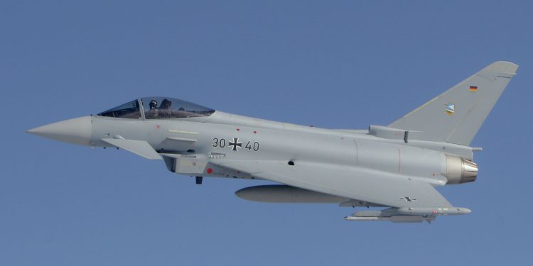 Almanya’da iki savaş uçağı havada çarpıştı