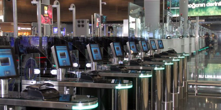 Pasaport kontrolünden nasıl daha hızlı geçersiniz?