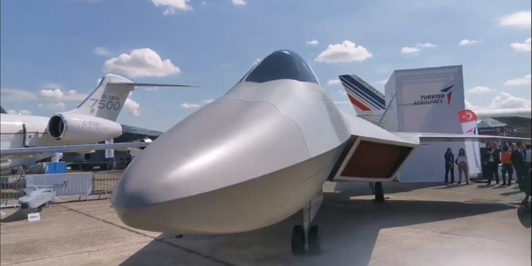 Milli savaş uçağı görücüye çıktı