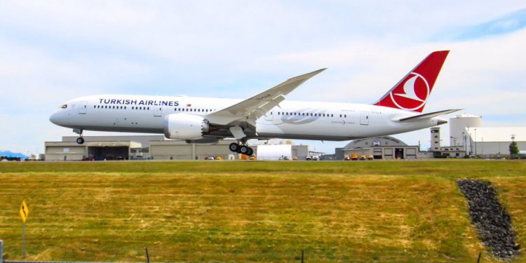 THY’nin 787’si gökyüzü ile buluştu