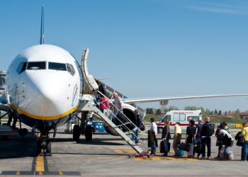 Uçaklara neden sol taraftan binilir?
