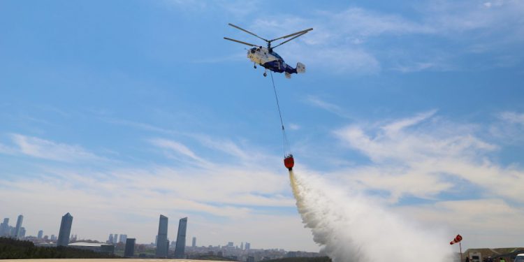 Yangınları Türk tescilli helikopterler söndürüyor