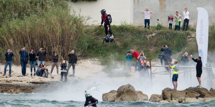 Fransa’nın ‘uçan askeri’ Manş Denizi’ni geçemedi