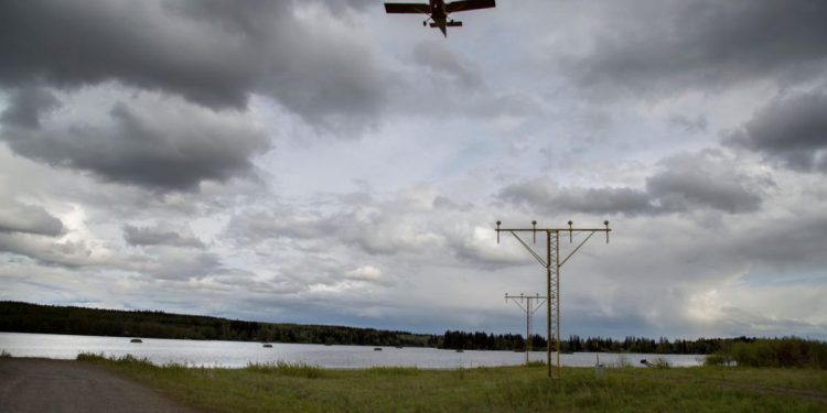 İsveçte paraşütçüleri taşıyan uçak düştü