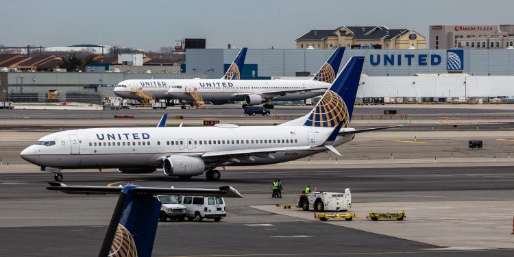 Yanlış uçağa bindirilen çocuk yolcu son anda fark edildi