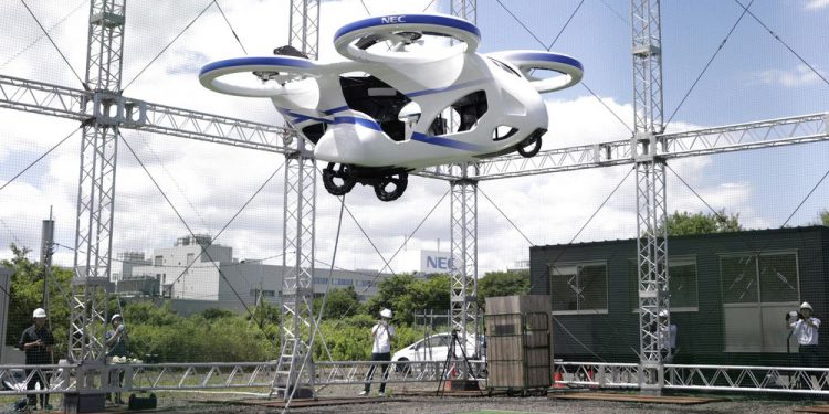 Japonya’da uçan otomobil deneme uçuşu yaptı