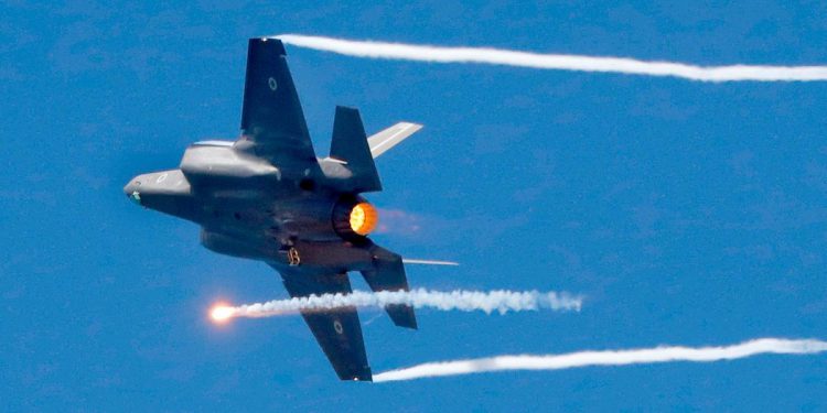 Savaş uçağında büyük rekabet: Su-35 mi, F-35 mi?