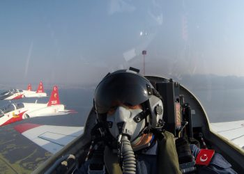 Bakan Akar T-38 ile ‘açılış uçuşu’ yaptı