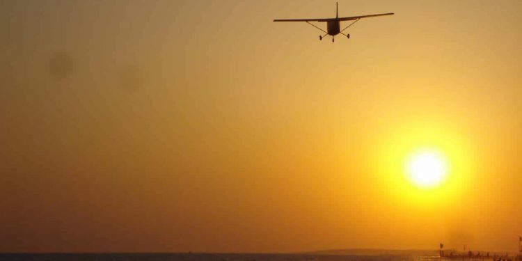 Eğitmen bayıldı, öğrenci pilot uçağı tek başına indirdi